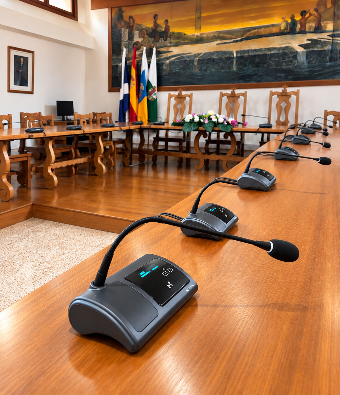 Sala de consejo equipada con micrófonos